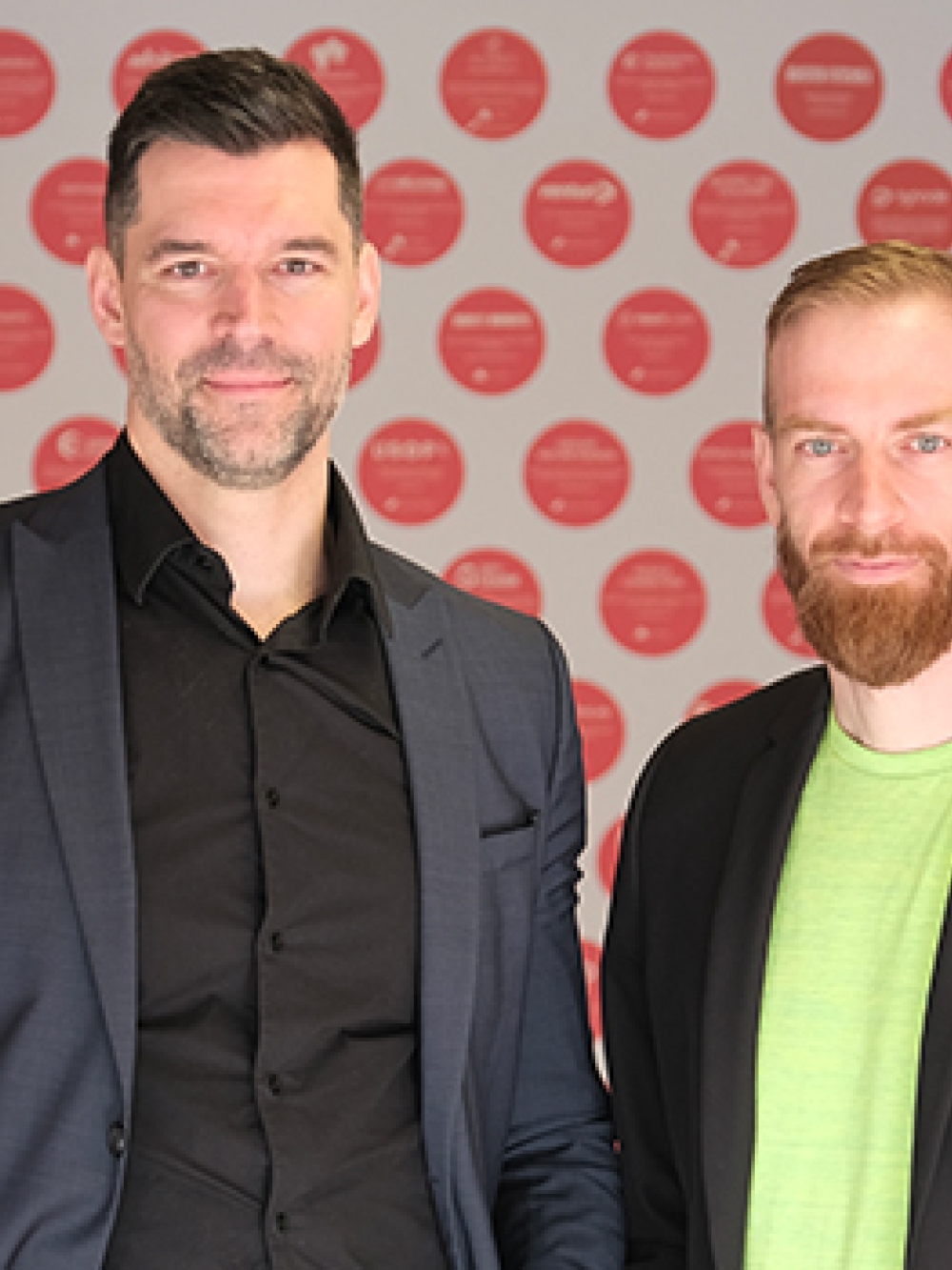 Groupe de personnes posant devant un mur décoré de logos rouges de Lime Santé.