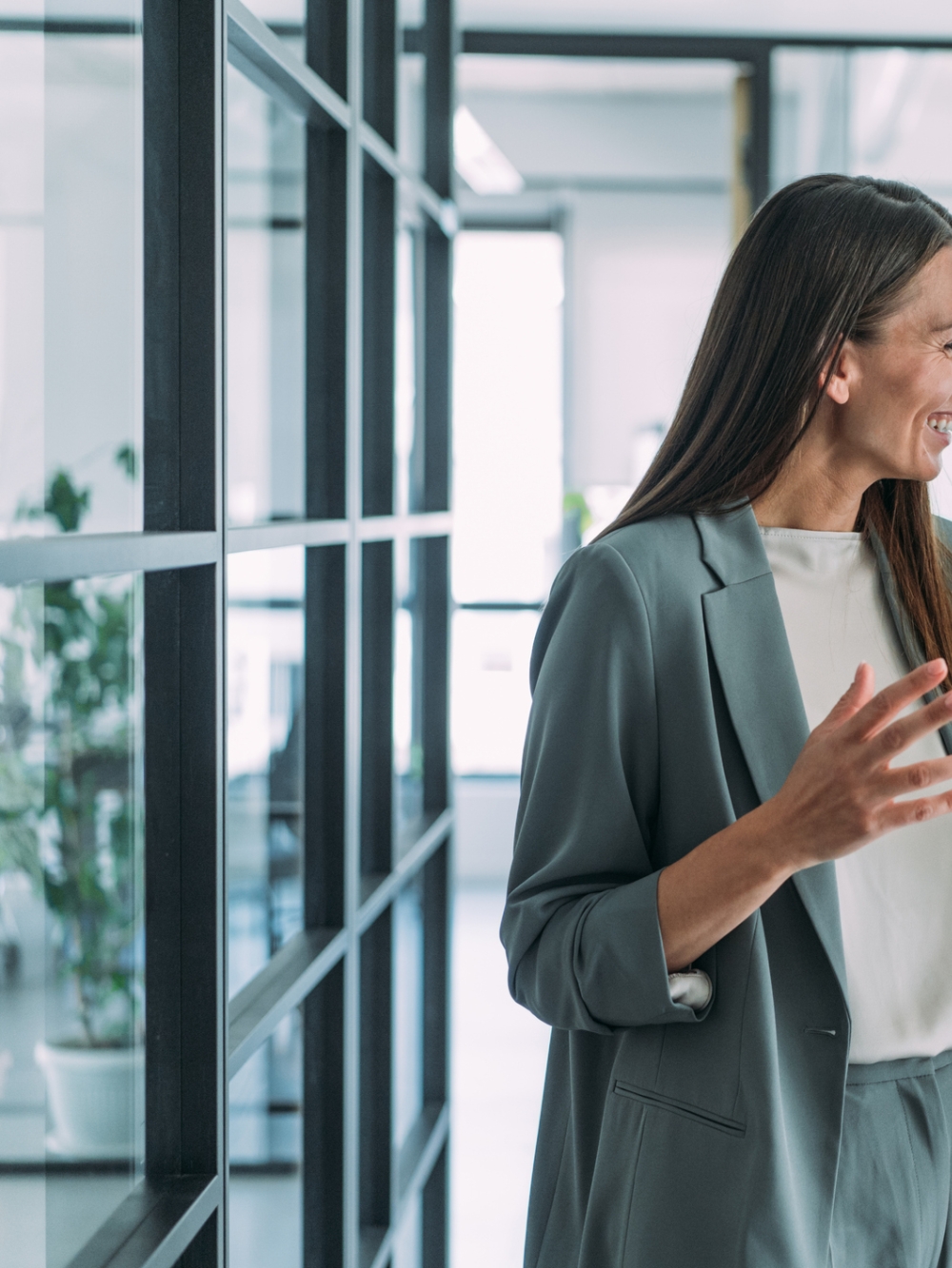 Une femme et un homme professionnels en discussion joyeuse
