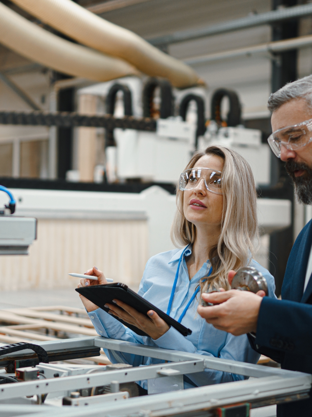 Deux collègues analysant un produit