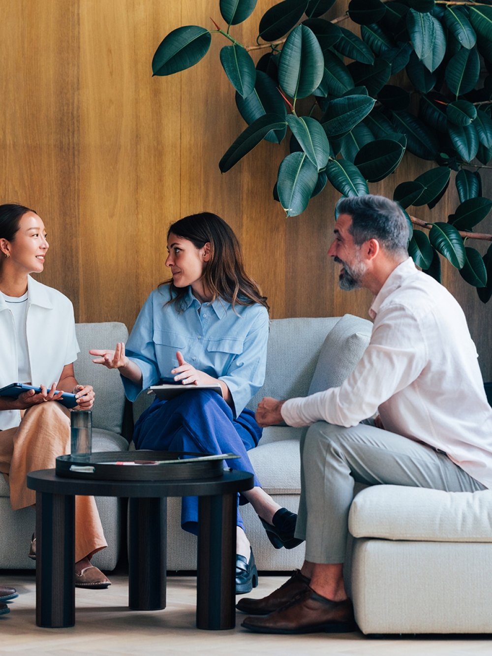 Collègues de travail discutant ensemble