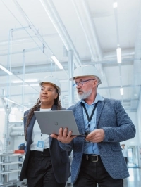 deux employés qui travaillent 
