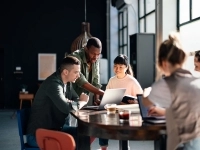 Des collègues réalisent un projet dans un espace collaboratif