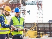 Deux homme sur un chantier de construction