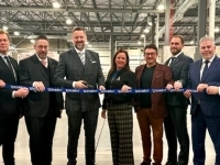 Groupe de personnes tenant un ruban bleu portant le nom « Duravit » lors d’une cérémonie d’inauguration à l’intérieur d’une usine.