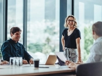 Équipe de travail autour d'un bureau