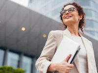 Entrepreneure devant un immeuble commercial