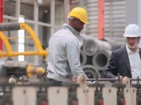 Deux employés travaillant dans une usine manufacturière